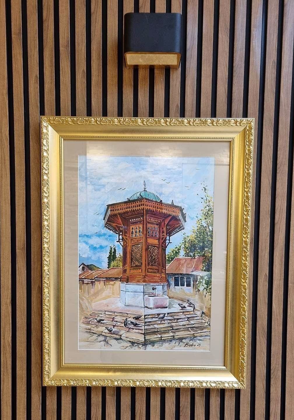 Uramljena slika Sebilja na zidu restorana